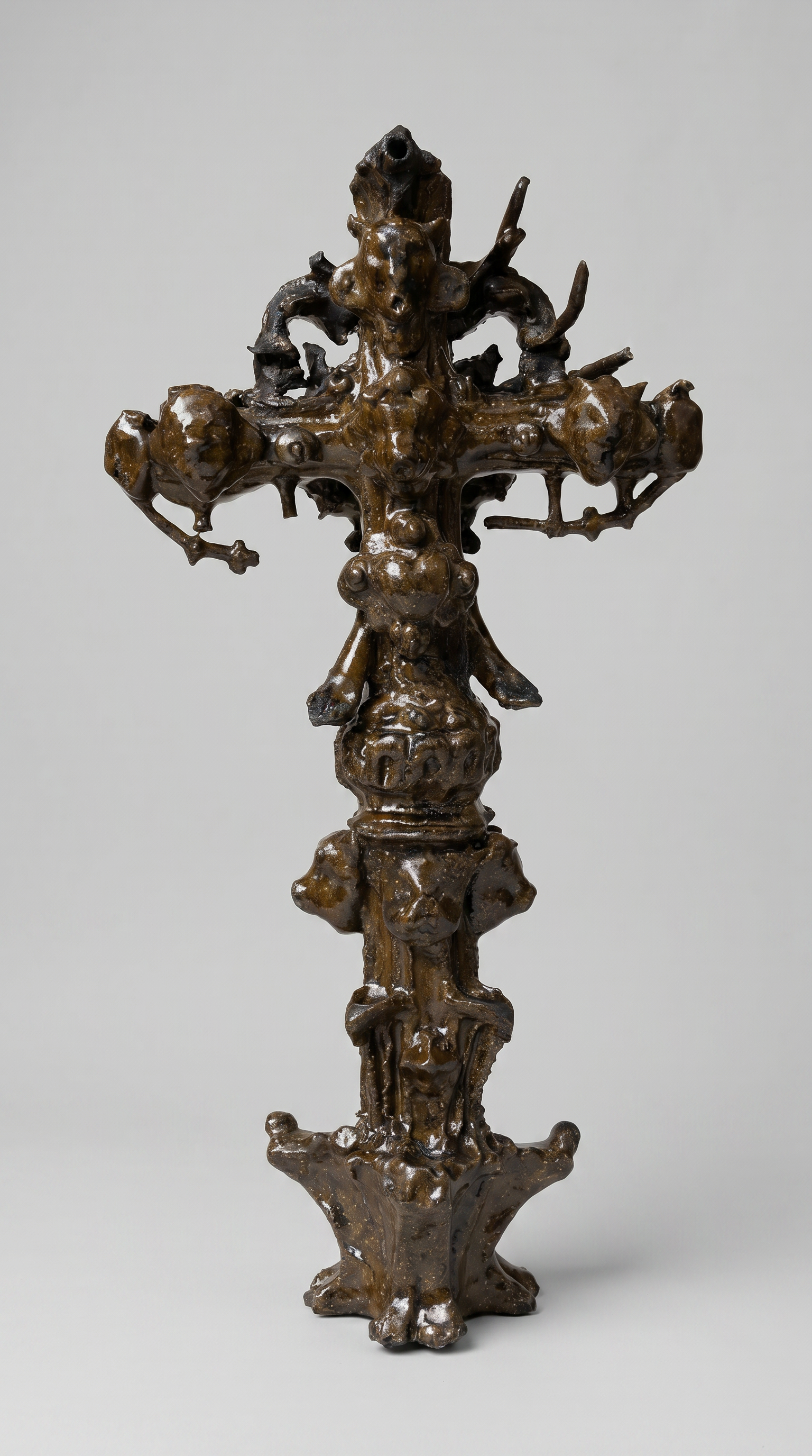 Crucifix III, 2026. Céramique, grès émaillé, 32 × 20 × 9,5 cm. Photo © Grégory Copitet